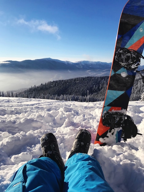 Snowboarder descansando em uma das montanhas