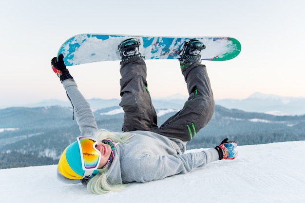 Snowboarder descansando en las montañas