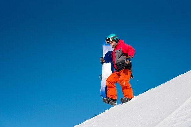 Snowboarder em estação de esqui no inverno