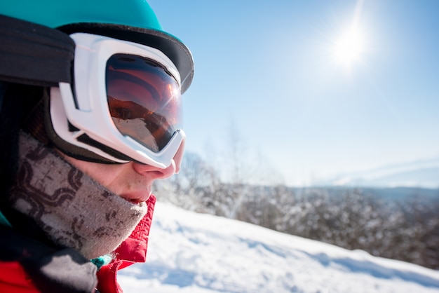 Snowboarder em um dia ensolarado