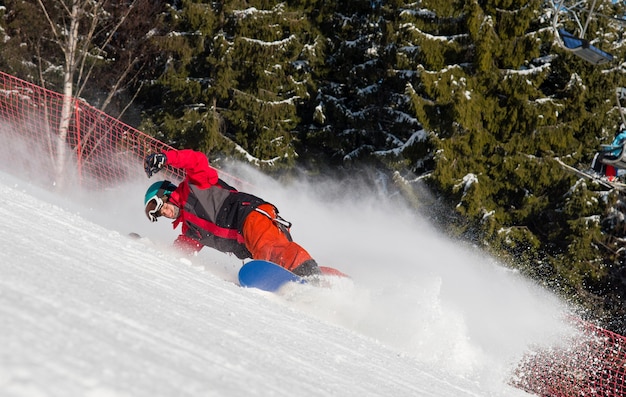 Snowboarder esquiando na encosta