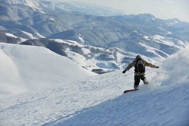 snowboarder de estilo libre salta y monta