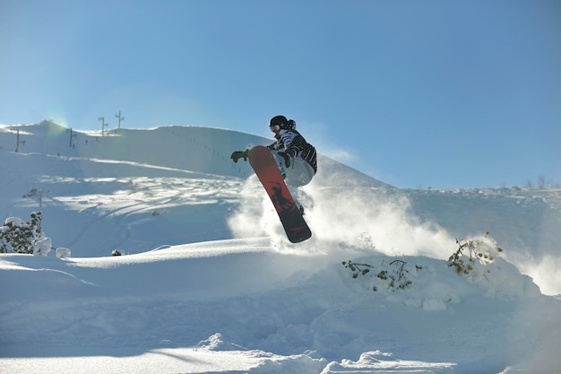 snowboarder de estilo libre salta y monta
