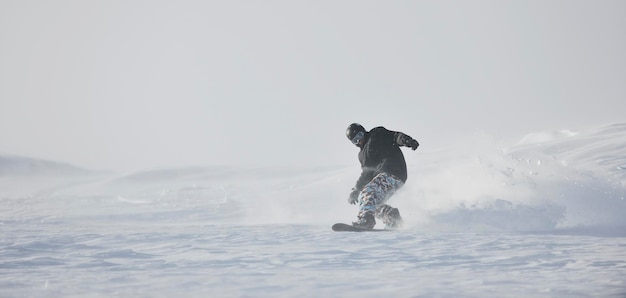 snowboarder de estilo libre salta y monta