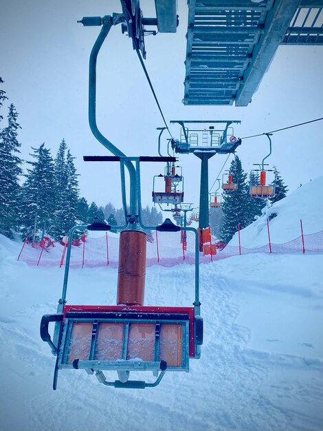 Foto snowboarder faz um salto na encosta de velocidade