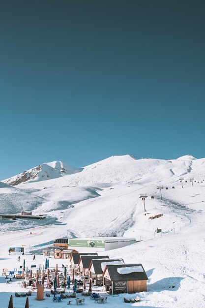 snowboarder faz um salto na encosta de velocidade