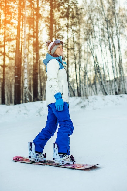 Snowboarder feminino snowboard na montanha