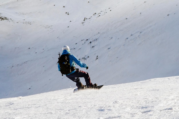 Snowboarder freerider bajando la pendiente