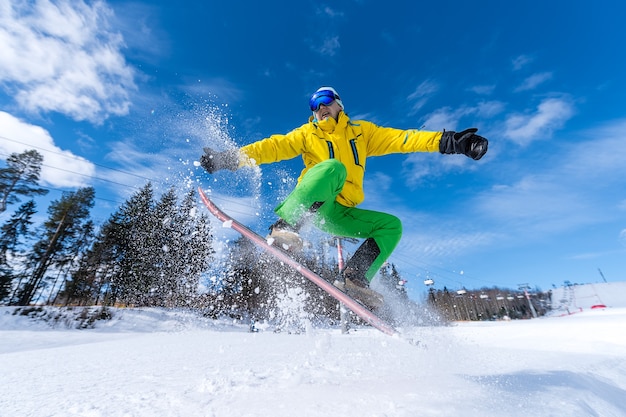 Snowboarder führt an einem sonnigen Tag einen spektakulären Sprung durch.