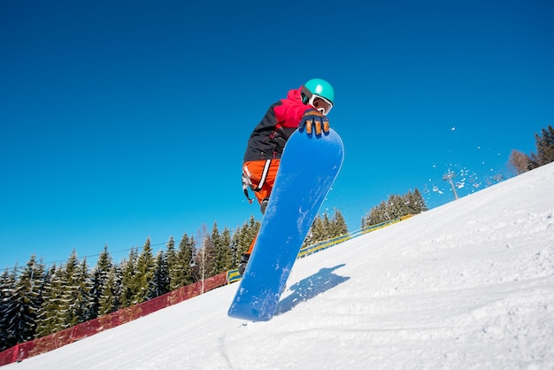 Snowboarder im Skigebiet im Winter