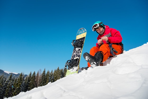 Snowboarder im Skigebiet im Winter