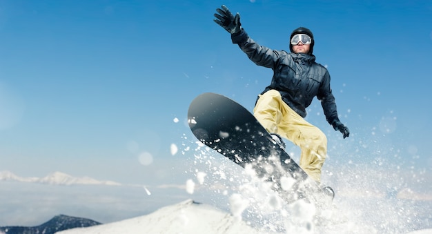 Snowboarder masculino, peligroso descenso en acción