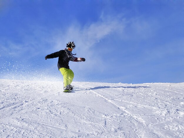 Snowboarder moicano por sua vez na extremidade traseira