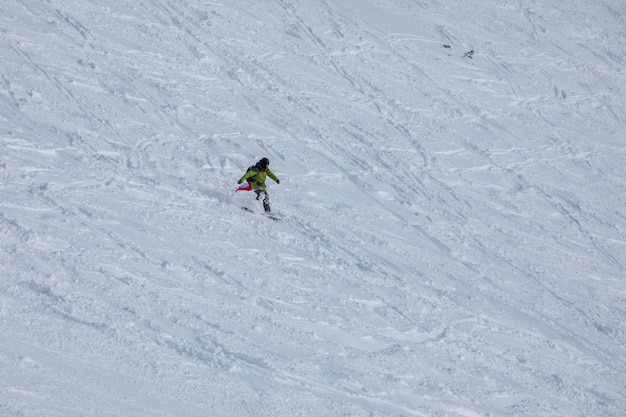 Snowboarder na pista de passeio livre