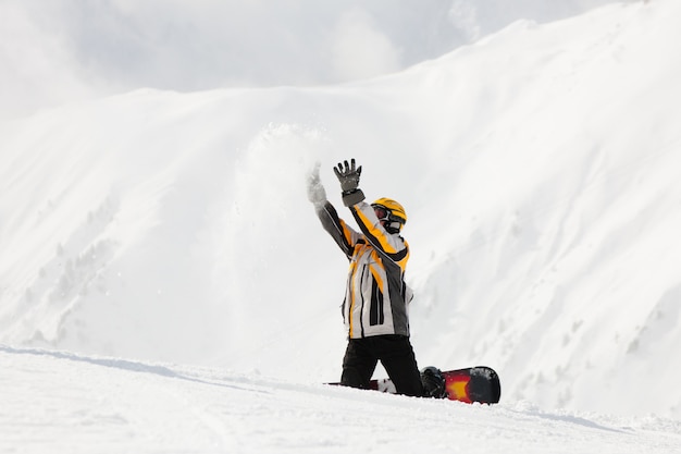 Snowboarder en la nieve