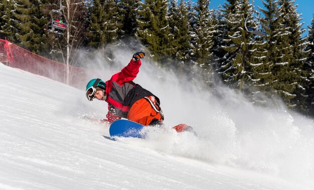 Snowboarder no resort no inverno