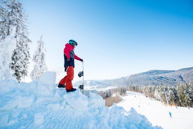 Snowboarder oben am Hang