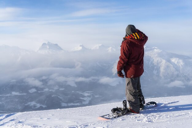 Snowboarder oben auf dem Berg