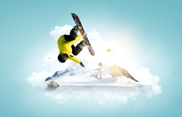 Snowboarder y paisaje de los Alpes. Técnica mixta