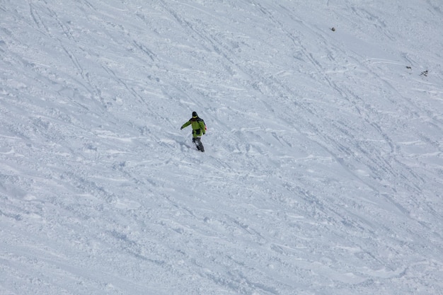 Snowboarder en pendiente de paseo libre
