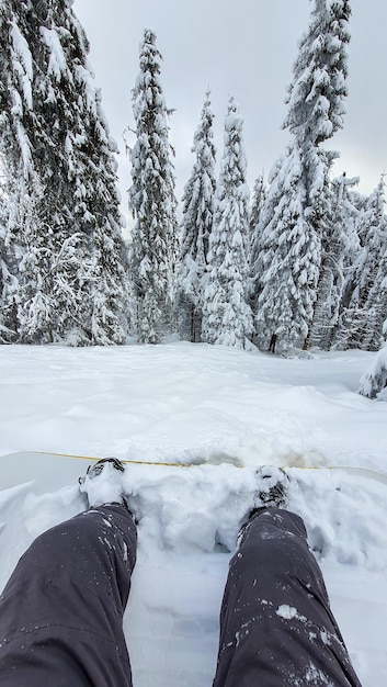 Snowboarder pessoa vista montanhas de inverno