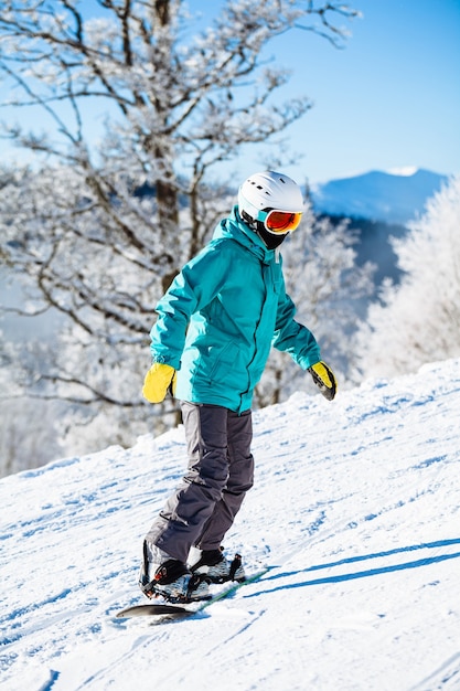 Snowboarder Schlittschuh in den Bergen mit tiefblauem Himmel