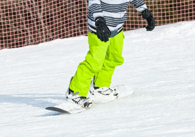 Snowboarder snowboard en nieve fresca