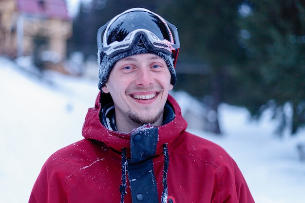 Snowboarder steht neben der Skigebietsstation