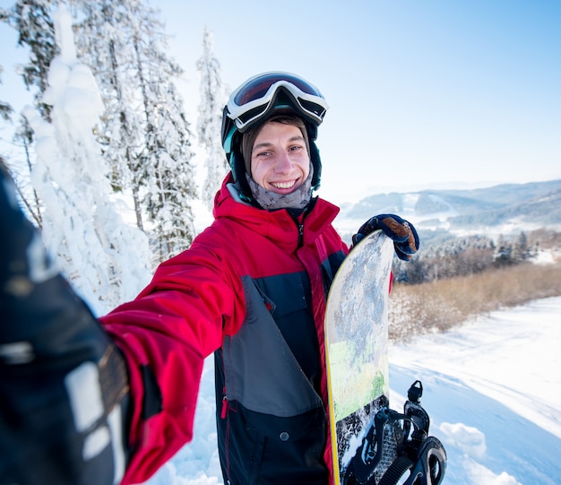 Snowboarder tomando una selfie en las montañas