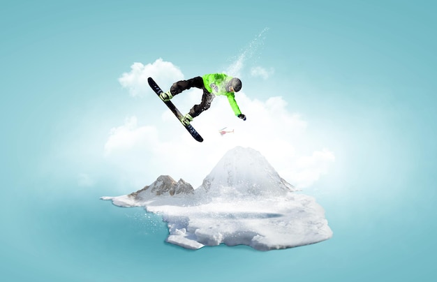 Snowboarder und Alpenlandschaft. Gemischte Medien