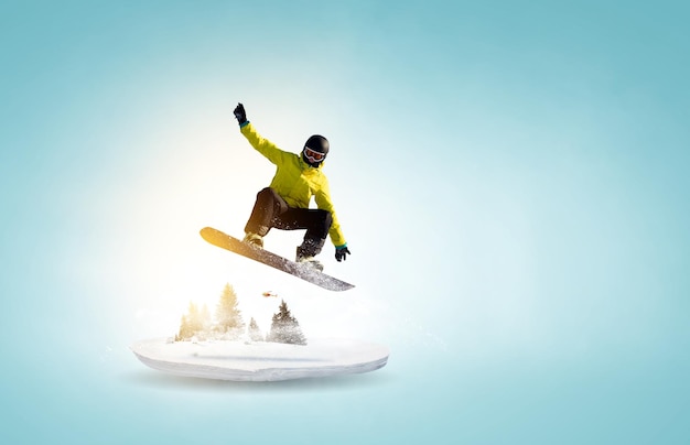 Snowboarder und Alpenlandschaft. Gemischte Medien