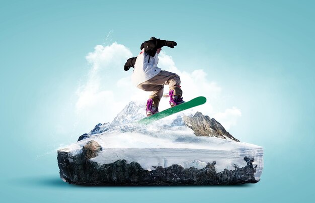 Snowboarder und Alpenlandschaft. Gemischte Medien