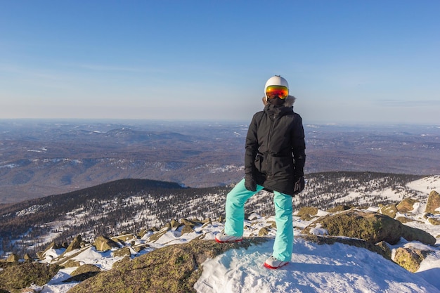 Snowboarder vor dem Hintergrund einer wunderschönen Landschaft