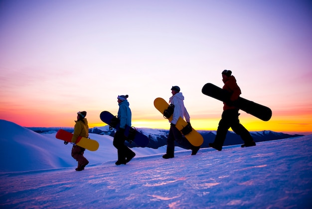 Snowboarders en una montaña