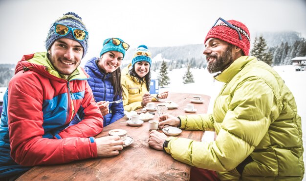 Snowboarders en un restaurante