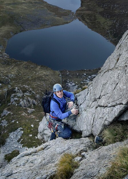 Snowdonia, Gales del Norte, Reino Unido, Craig Cwm Silyn, alpinista en la ruta del borde exterior