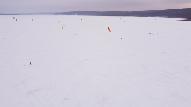 SnowKiting deporte de kitesurf en el lago de hielo invierno Vista aérea de drones