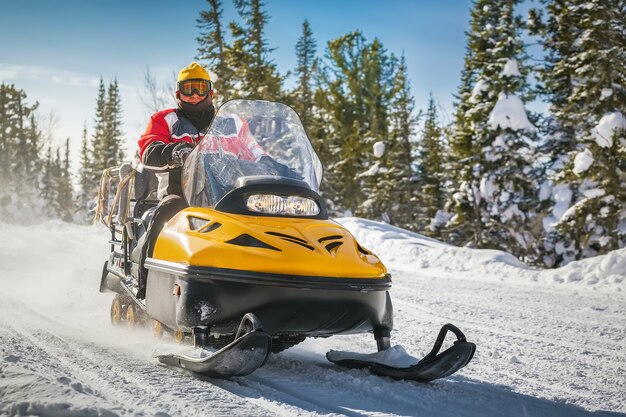 Snowmobile dirigindo