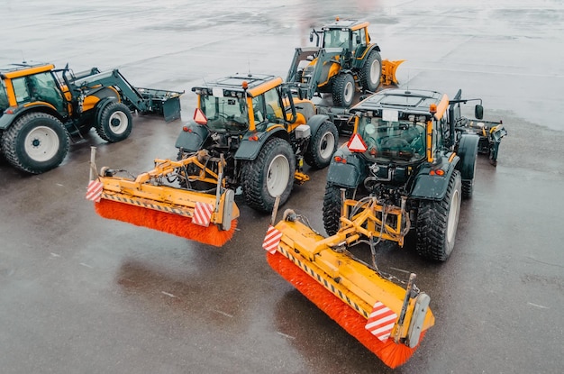 Snowplows Tratores no aeródromo no aeroporto Snowblower