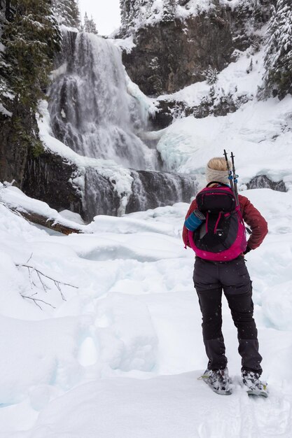 Snowshoeing na neve durante um dia de inverno branco