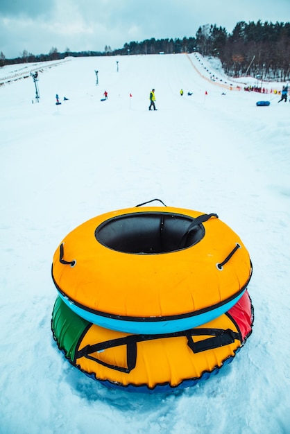 Snowtubing-Ringe schließen den Hügel im Hintergrund