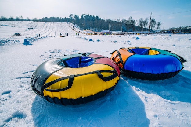 Snowtubing. Schlitten auf der Spitze des Hügels. Winteraktivitätskonzept