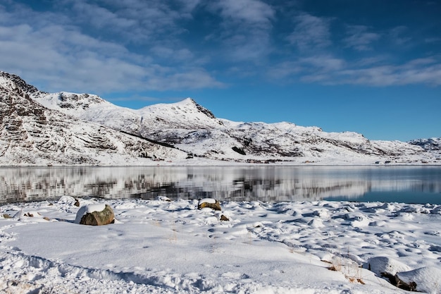 Snowy-Gebirgsreflexion auf arktischem Ozean