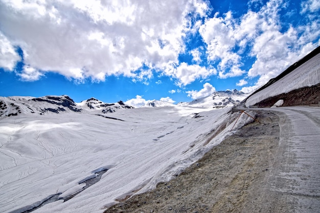 Snowy Hills mit schmutziger Straße