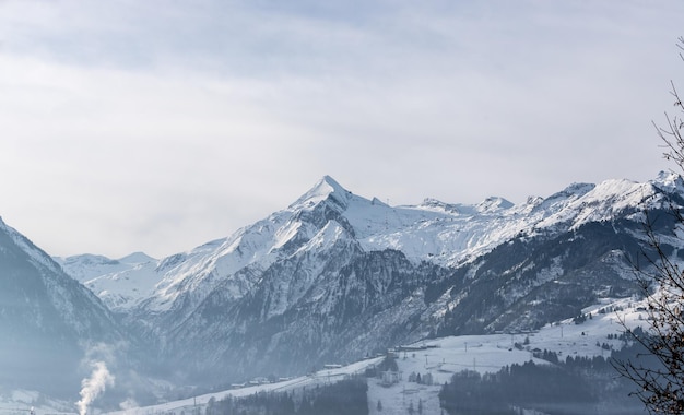 Snowy Kitzsteinhorn no elevador de esqui de inverno Áustria
