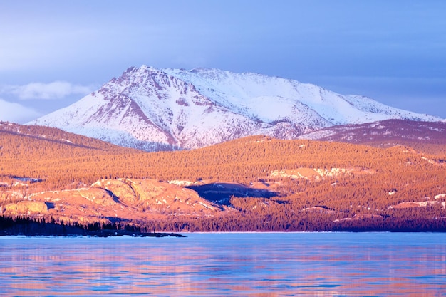Snowy Mt Laurier lago congelado Laberge Yukon Canada