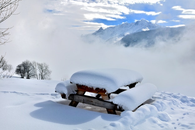 Foto snowy-picknicktisch in der naturlandschaft