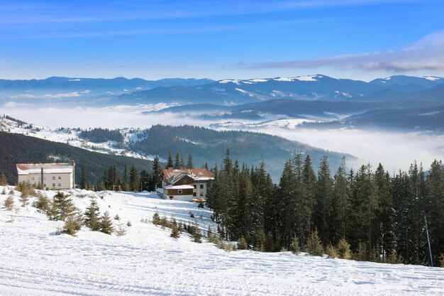 Snowy Resort in den Bergen am Wintertag