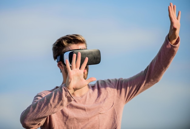 Foto so echte männliche realität, die so modern aussieht, macho-mann, der eine drahtlose vr-brille trägt