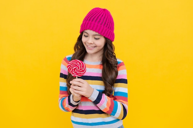 So hübsch. süßes Kindheitsleben. Konzept der Zahnpflege. Naschkatze. lecker. glückliches jugendlich Mädchen halten Lutscher. Lutscher Dame. Hipster-Kind mit bunten Lollypop-Zuckersüßigkeiten auf Stiel. Karamell Süßwarenladen.